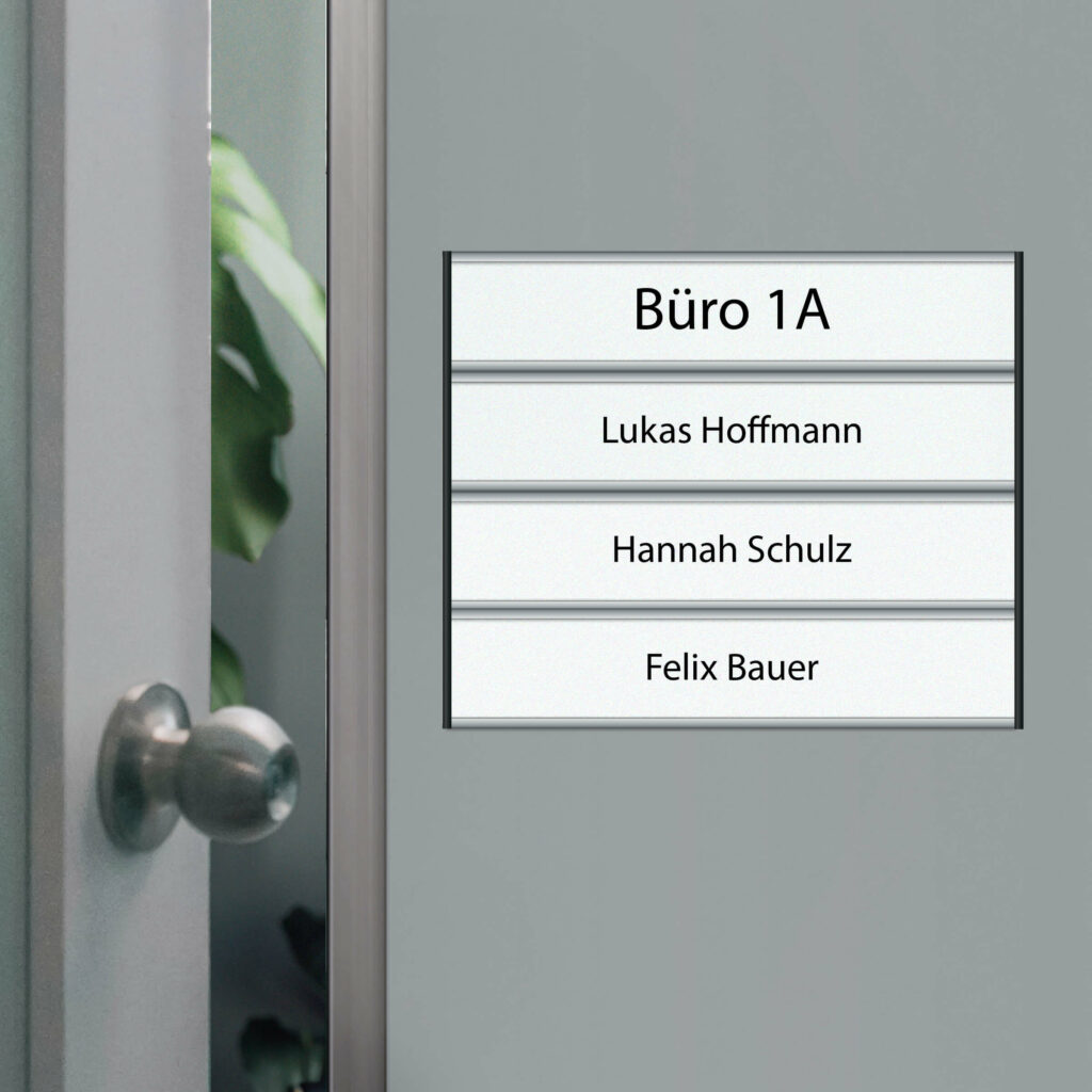 Türschild-mit-Register-im-Büro