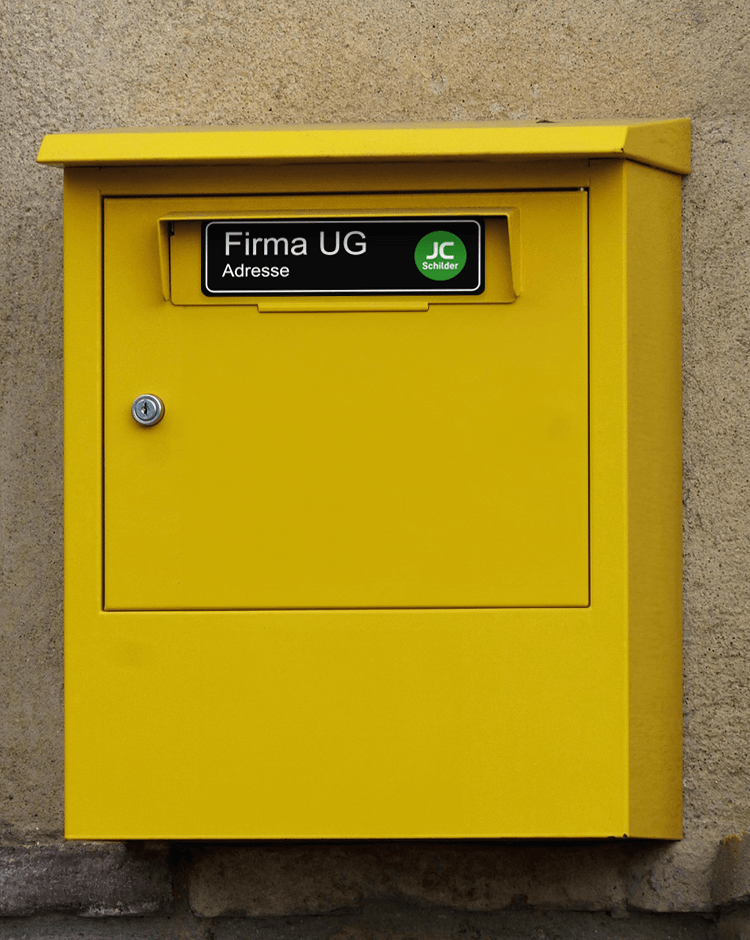 Gelbes Briefkastenschild aus hochwertigem Kunststoff – graviertes Namensschild für Unternehmen oder Firma (UG) aus schwarzem Plastik, individuell gestaltet und langlebig
