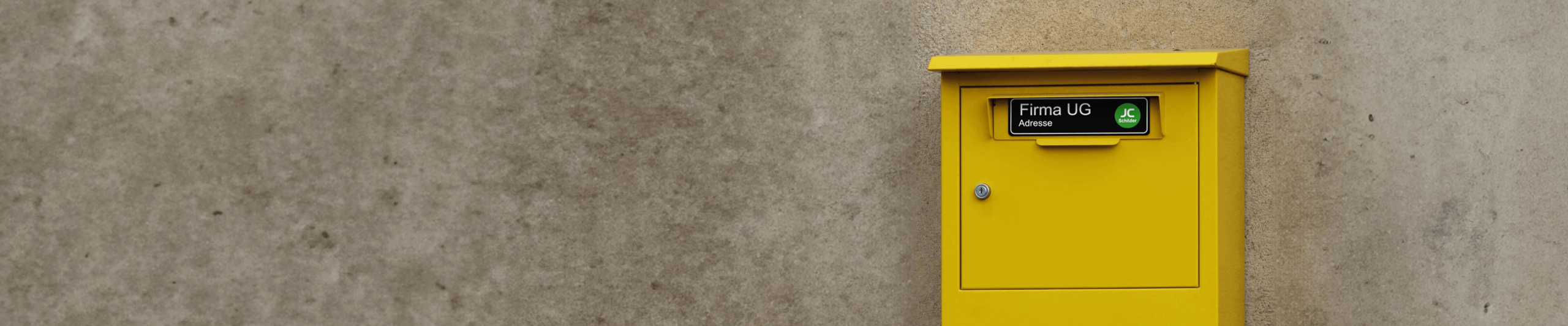 Gelbes Briefkastenschild aus hochwertigem Kunststoff graviertes Namensschild für Unternehmen oder Firma (UG) aus schwarzem Plastik, individuell gestaltet und langlebig