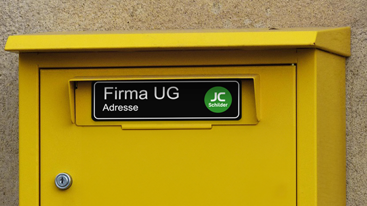 Gelbes Briefkastenschild aus hochwertigem Kunststoff graviertes Namensschild für Unternehmen oder Firma (UG) aus schwarzem Plastik, individuell gestaltet und langlebig