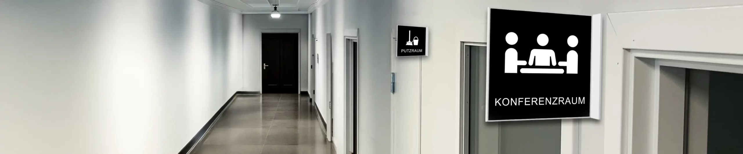 Fahnenschilder Konferenzraum und Putzraum JC-Schilder