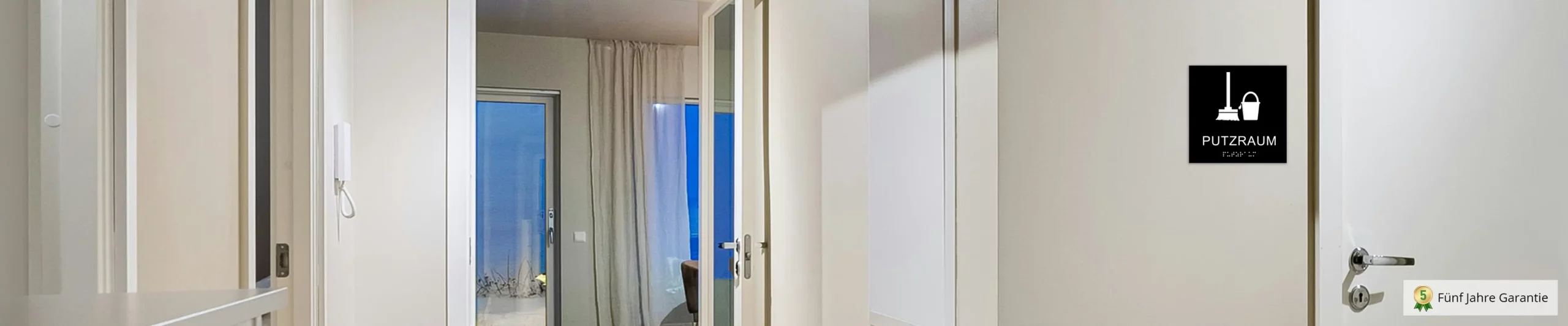 Taktile Schilder schwarz an einer Tür