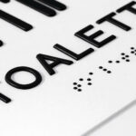 Taktile Schilder in weißer Farbe