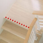 Treppenmarkierungen für Barrierefreiheit – Treppe rot-jcde5294