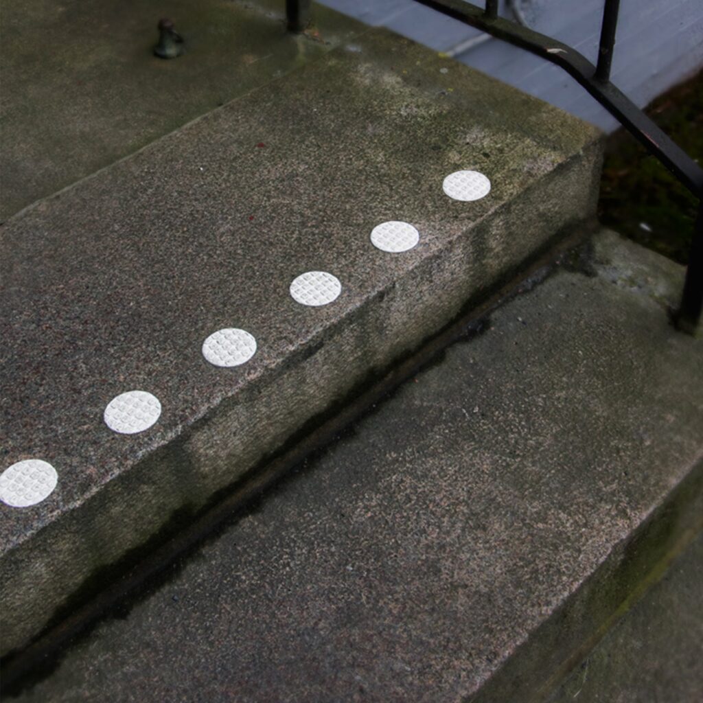 Treppenmarkierungen – Treppe Außenbereich-jcde5302